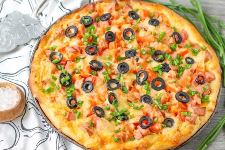 Пицца с вареной колбасой и горчицей