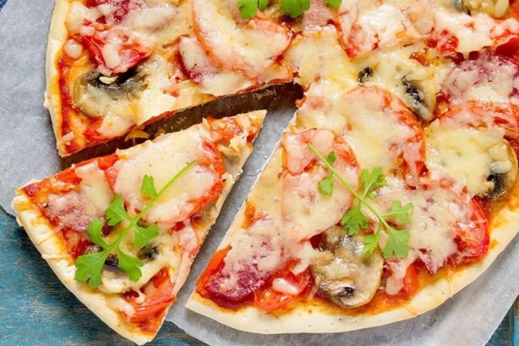 Пицца с колбасой и маринованными грибами