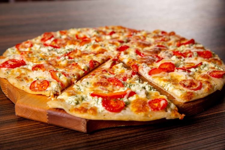 Пицца с колбасками и овощами на воде