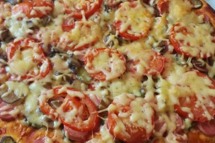 Пицца с колбасой, сосисками и солеными огурцами