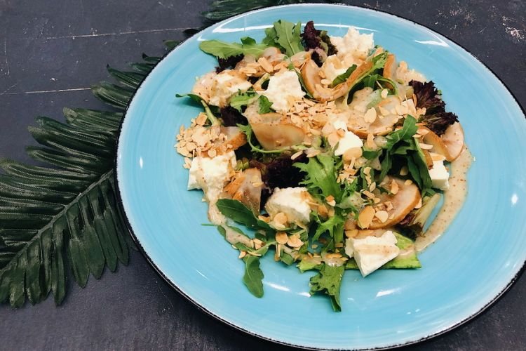 Салат с курицей, яблоками и рикоттой