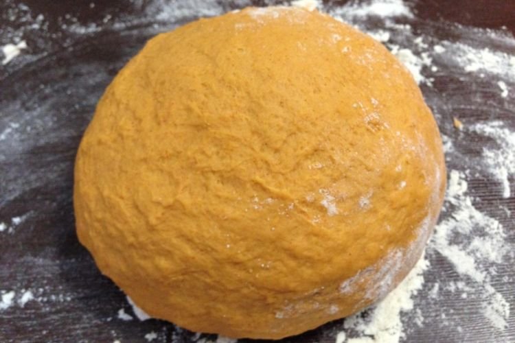 Тесто для пельменей с томатной пастой