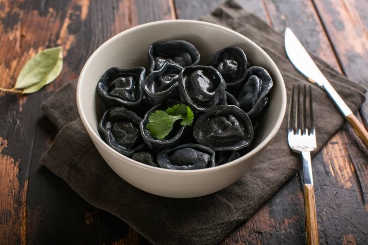 Черное тесто для пельменей