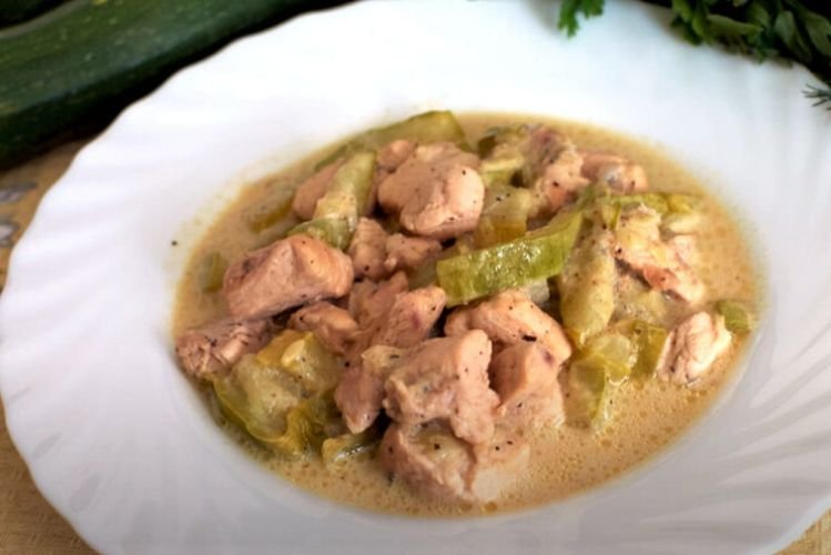 Фрикасе с курицей и кабачками