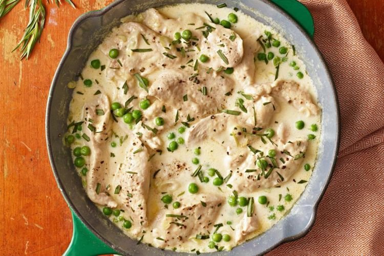 Фрикасе с курицей и зеленым горошком