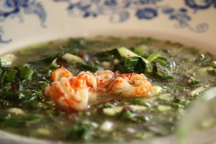 Ботвинья со шпинатом и креветками