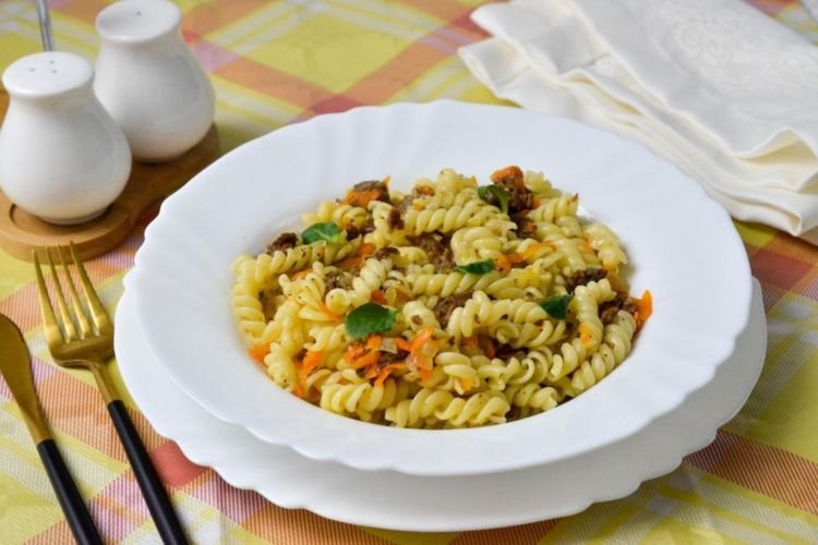 Макароны с тушенкой на сковороде