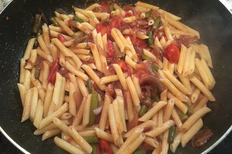 Макароны с тушенкой и овощами