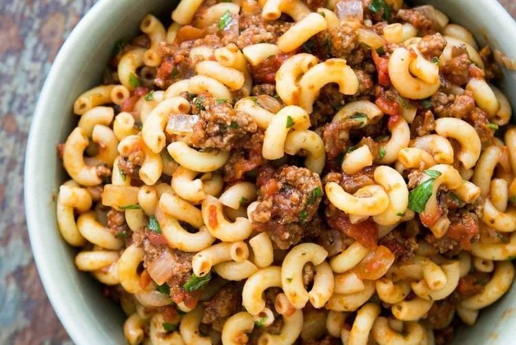 Макароны с тушенкой и помидорами