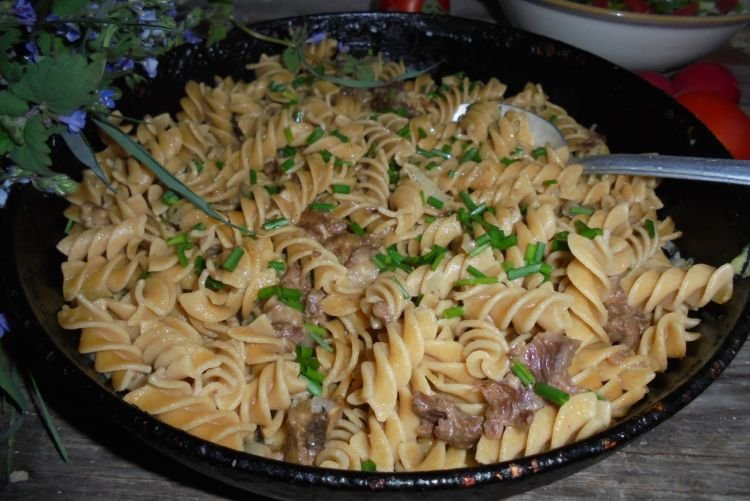 Макароны с тушенкой в кастрюле