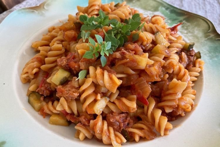 Макароны с тушенкой, солеными огурцами и томатной пастой