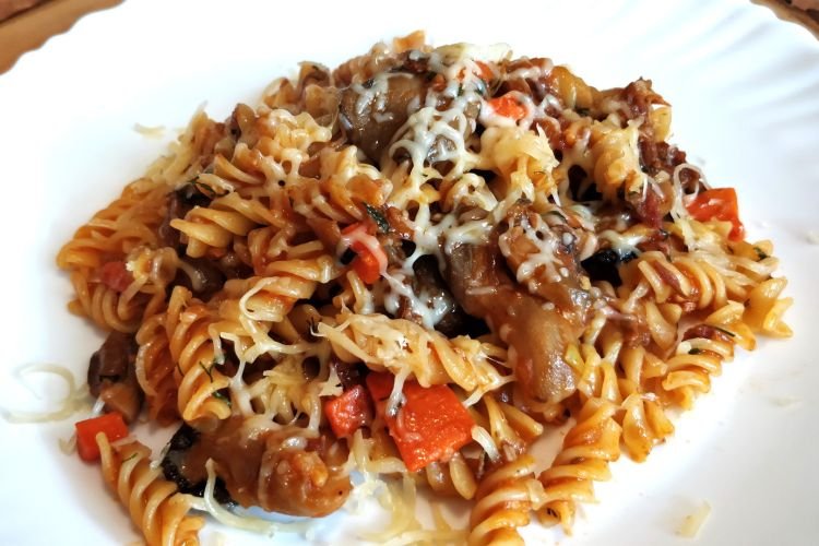 Макароны с тушенкой и грибами