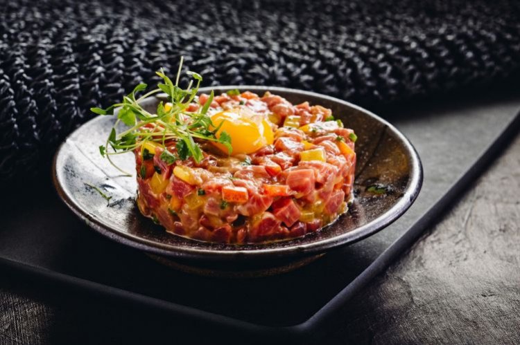 Тартар из лосося с перепелиными яйцами