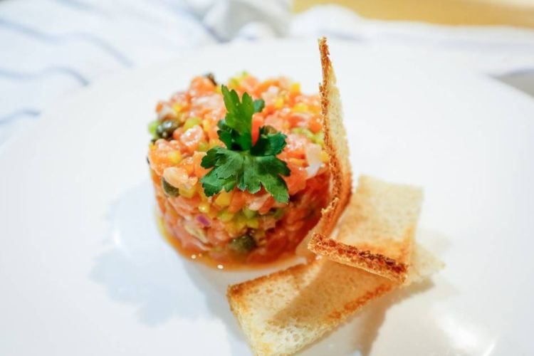 Тартар из лосося с болгарским перцем