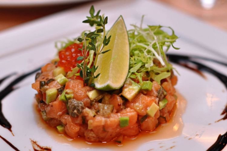 Тартар из лосося с горчичной заправкой