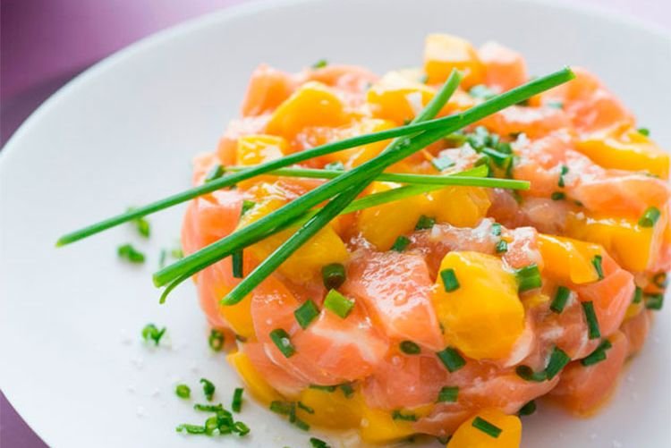 Тартар из лосося с манго