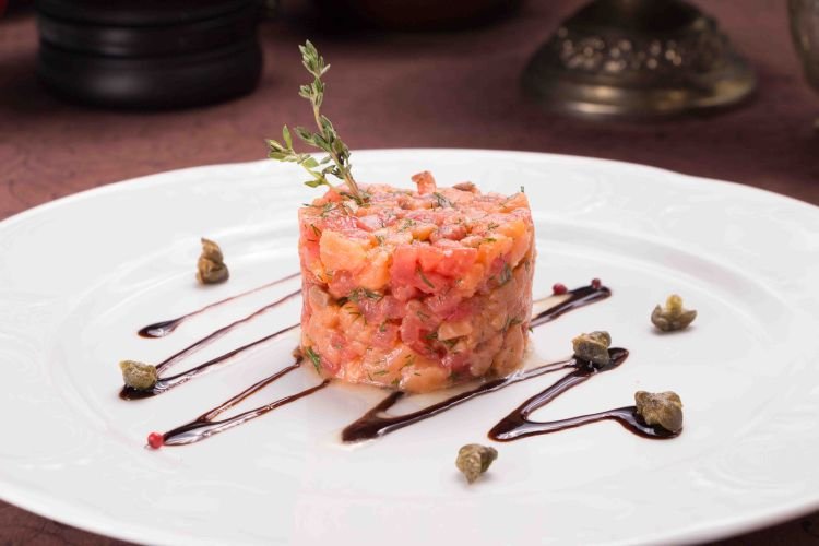 Тартар из лосося с помидорами черри