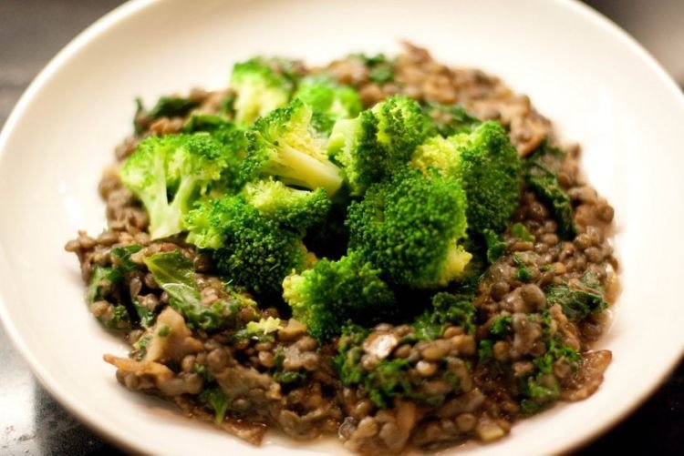 Гречка с тушенкой и брокколи