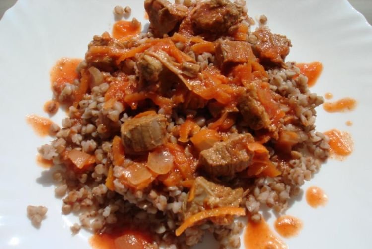 Гречка с тушенкой и томатной пастой