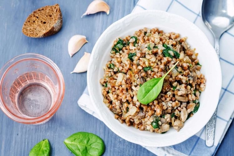 Гречка с тушенкой, сливками и шпинатом