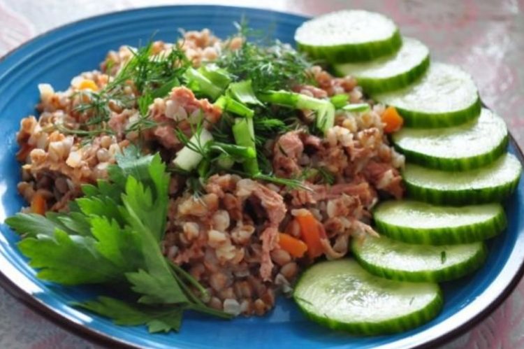 Гречка с тушенкой, зеленью и сметаной