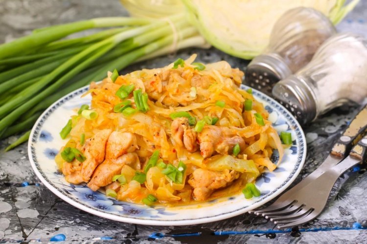 Куриная грудка с капустой на сковороде