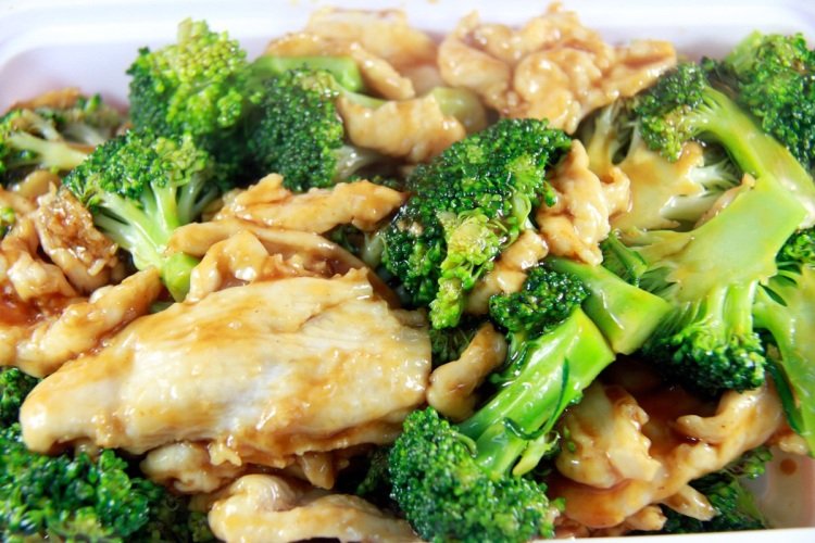 Тушеная куриная грудка с брокколи