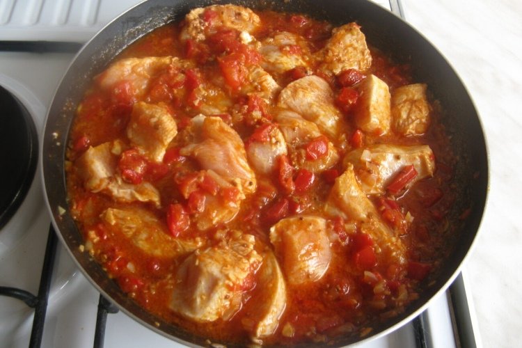 Куриная грудка в томатном соусе