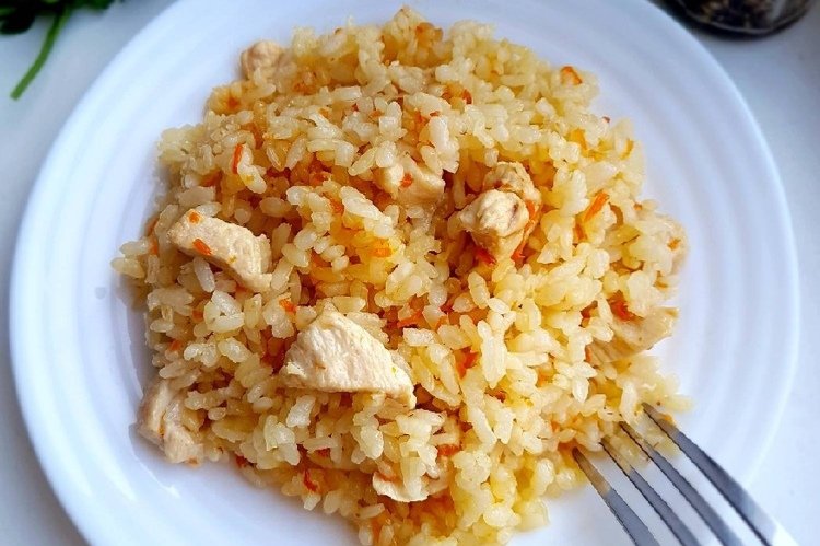 Куриная грудка с рисом на сковороде
