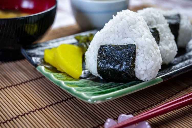 Онигири с грибами