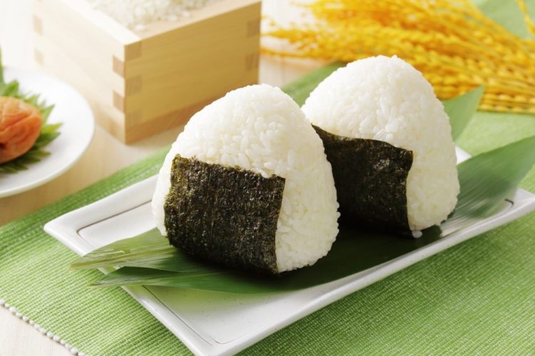 Онигири с лососем