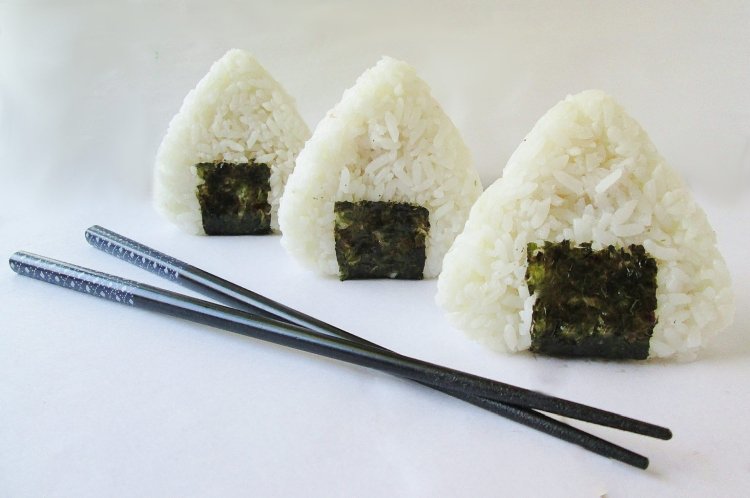 Онигири с авокадо