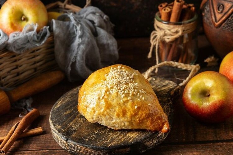 Самса с яблоками и грецкими орехами