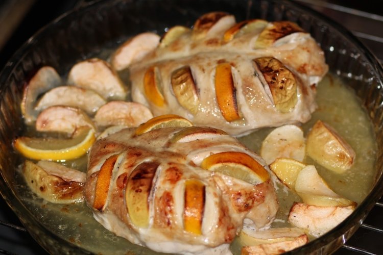 Куриная грудка с яблоками в духовке