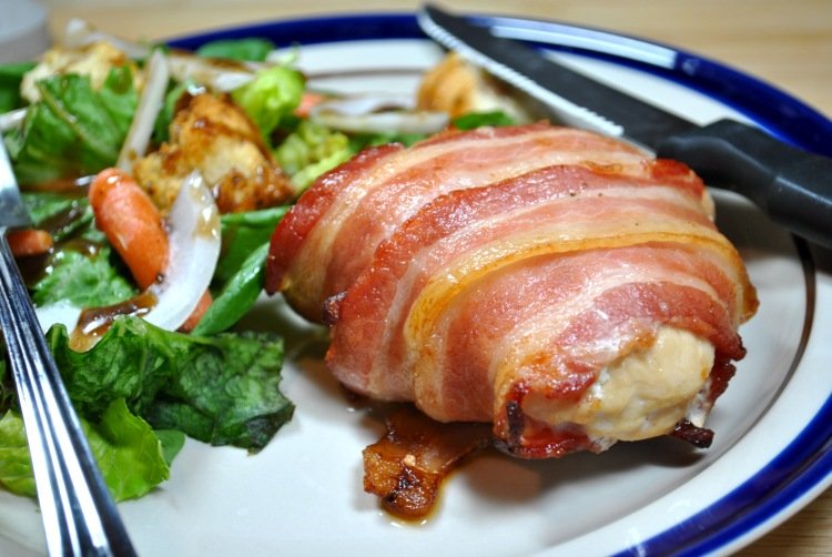 Куриная грудка в беконе с розмарином