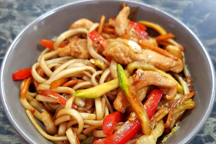 Удон с курицей и овощами в соевом соусе