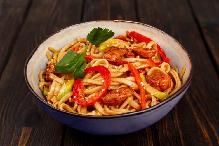 Удон с курицей и кабачками