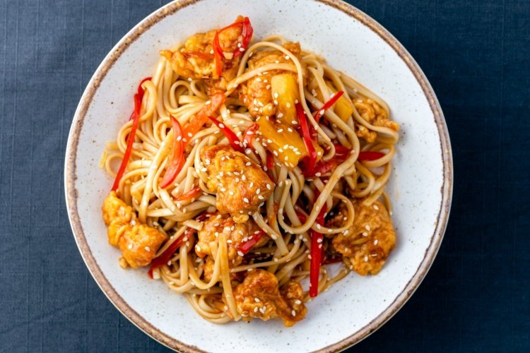 Удон с курицей и ананасами