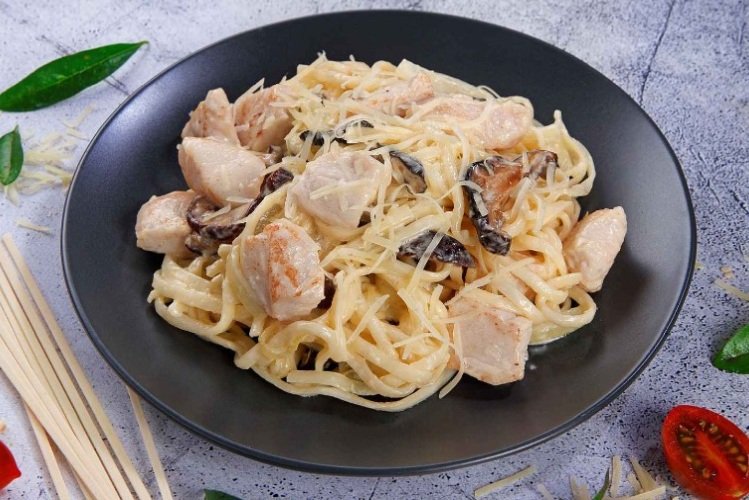 Удон с курицей в сливочном соусе