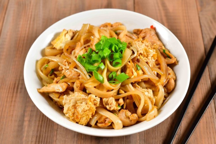 Удон с курицей и яйцом