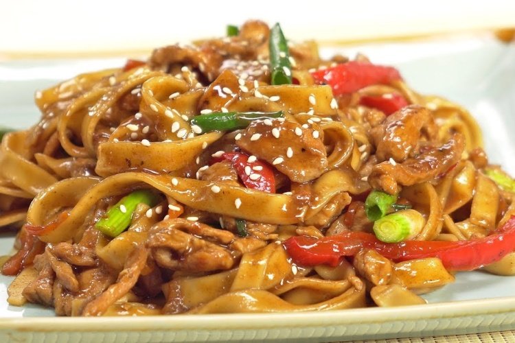 Удон с курицей в кисло-сладком соусе