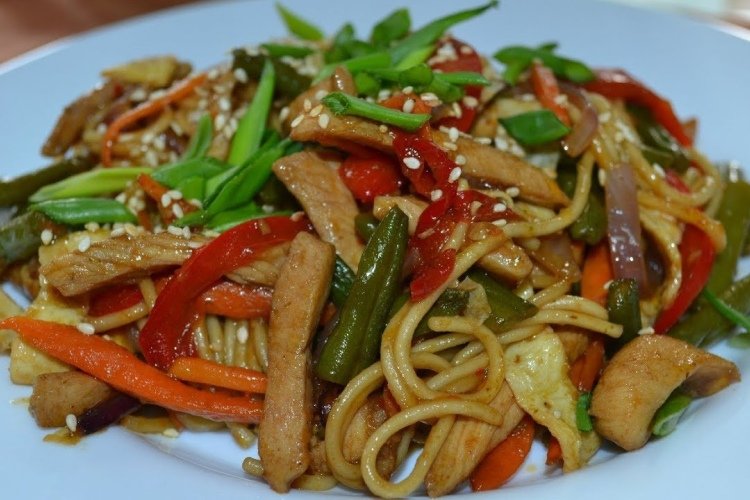 Удон с курицей и стручковой фасолью