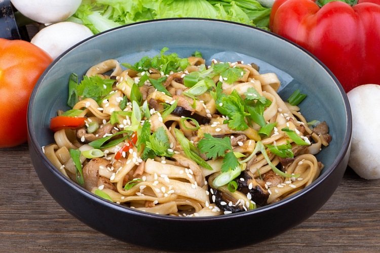 Удон с курицей и грибами шиитаке