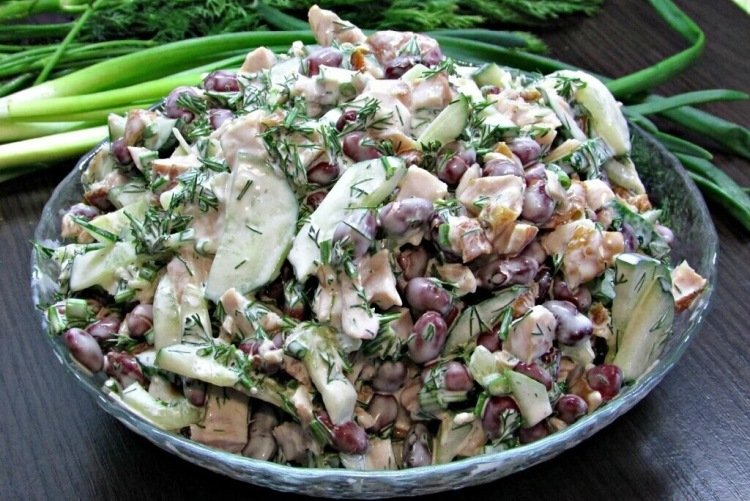 Салат с фасолью и куриной грудкой