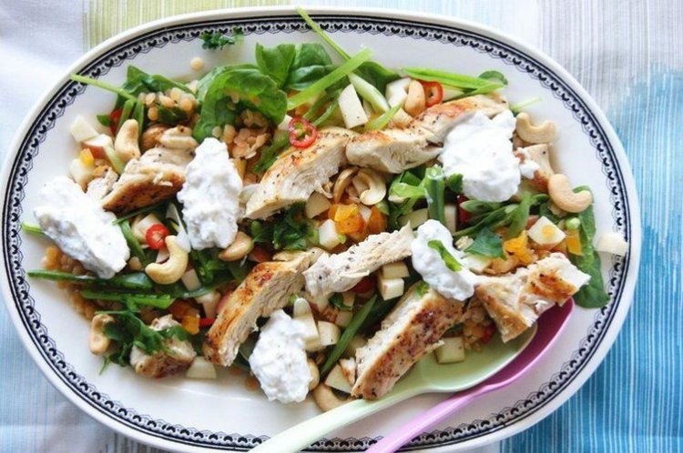 Салат с куриной грудкой и фетой