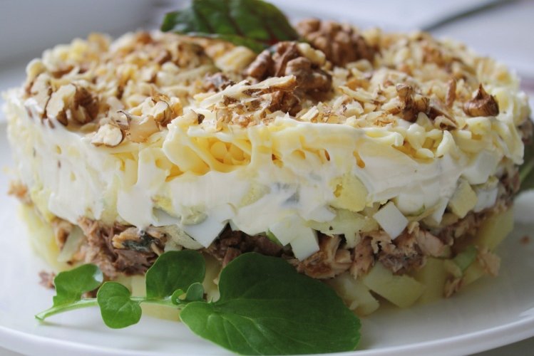 Салат с куриной грудкой и яблоком