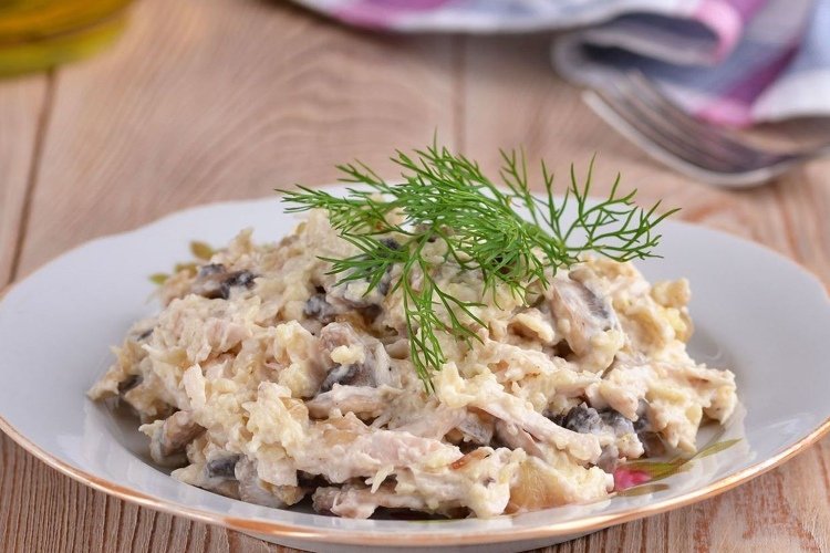 Салат с куриной грудкой и грибами