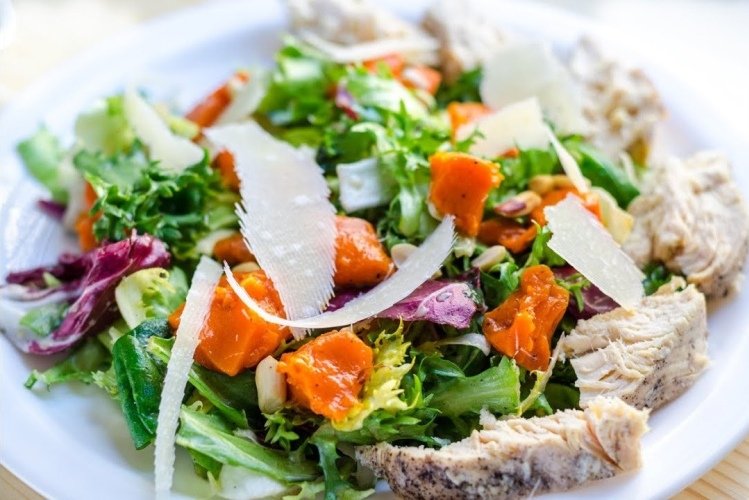 Салат с куриной грудкой и тыквой