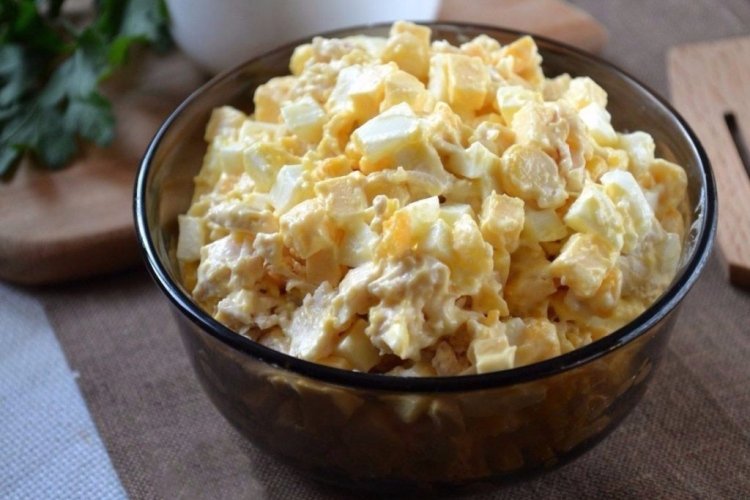 Салат с куриной грудкой и тремя видами сыра