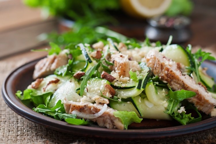 Салат с куриной грудкой и огурцами